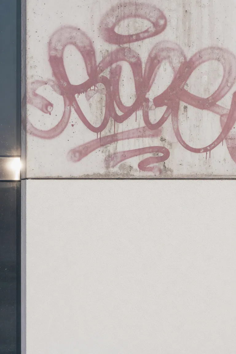 Fassade nach Graffitientfernung, sauber (KI-generiertes Symbolbild)