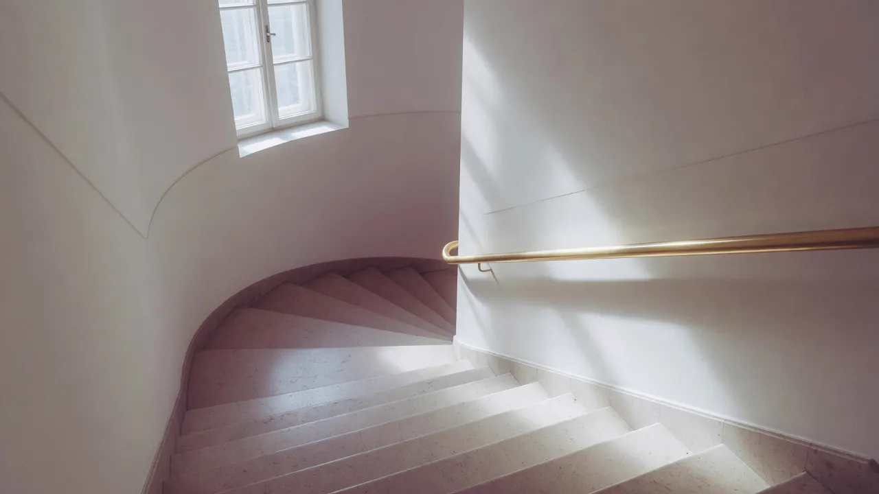 Treppenhaus mit poliertem Naturstein (KI-generiertes Symbolbild)